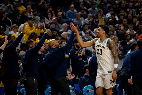 Yaxel Lendeborg (23) and Michigan Team
