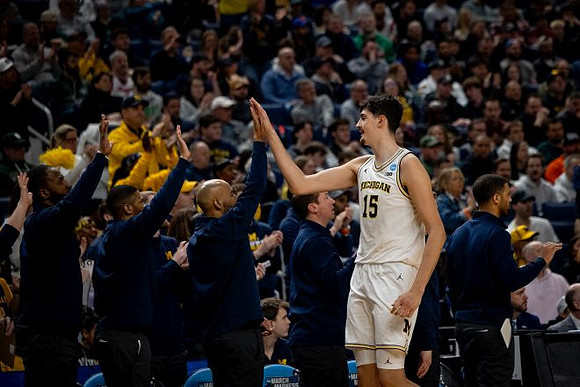 Aday Mara (15) and Michigan Team