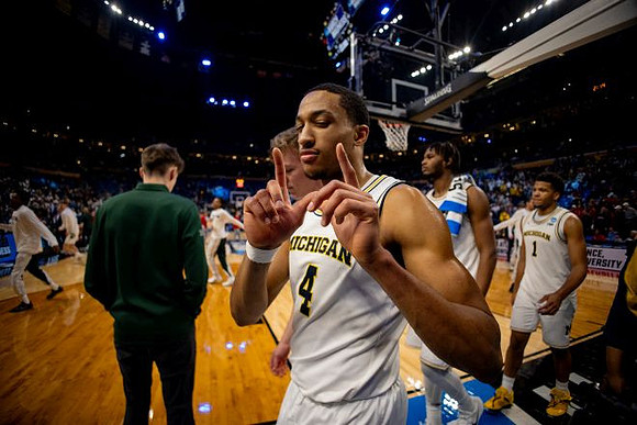 Nimari Burnett (4) and Michigan Team