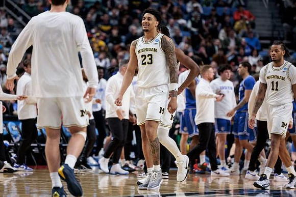 Yaxel Lendeborg (23) and Michigan Team