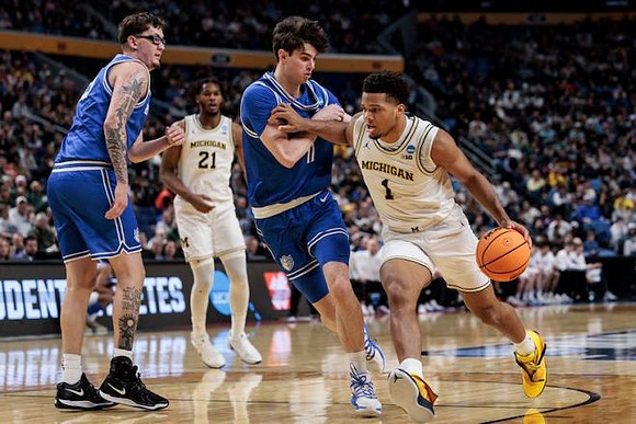 Morez Johnson Jr. (21) and Trey McKenney (1)