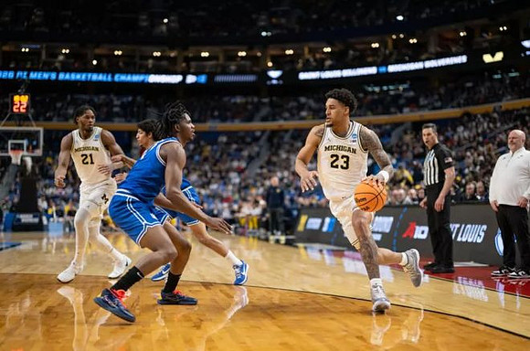 Morez Johnson Jr. (21), Yaxel Lendeborg (23), and Saint Louis Head Coach Josh Schertz