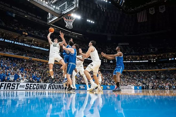 Will Tschetter (42), Morez Johnson Jr. (21), and Aday Mara (15)