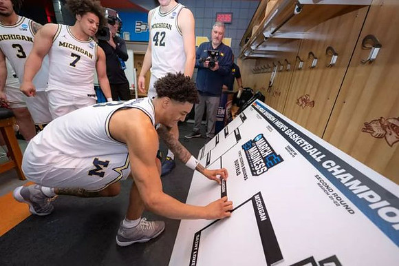 Yaxel Lendeborg (23) and Michigan Team