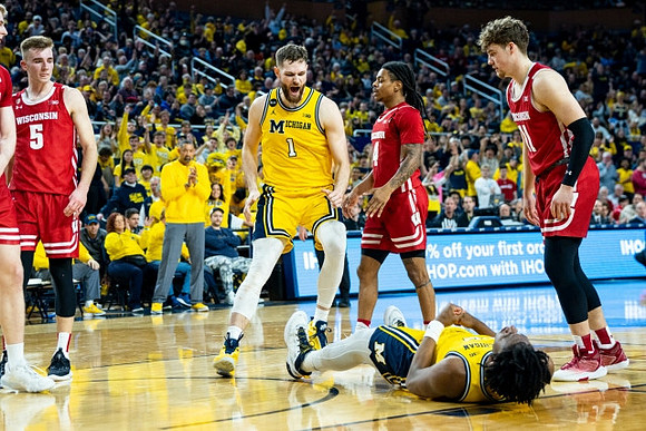 Hunter Dickinson (1) and Tarris Reed Jr. (32)