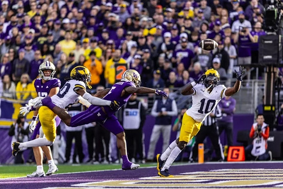 Jyaire Hill (20) and Zeke Berry (10)