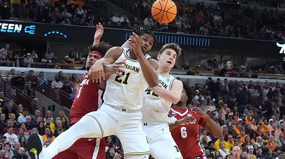 Morez Johnson Jr. (21) and Will Tschetter (42)