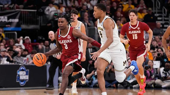 Aday Mara (15) and Nimari Burnett (4)
