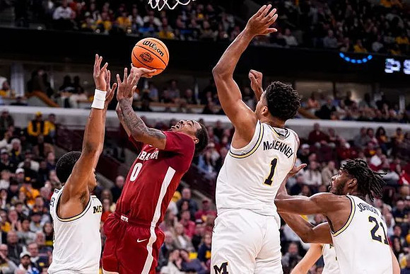 Nimari Burnett (4), Trey McKenney (1), and Morez Johnson Jr. (21)