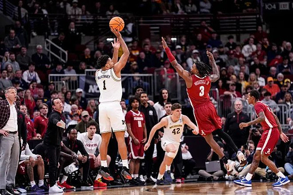 Alabama Head Coach Nate Oats, Trey McKenney (1), and Will Tschetter (42)
