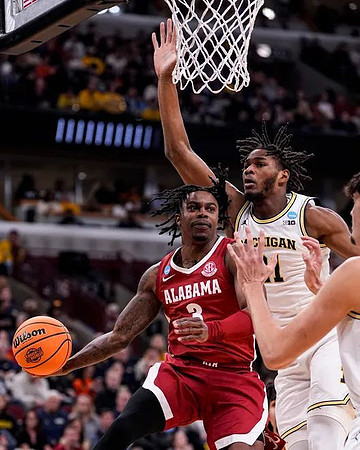 Morez Johnson Jr. (21) and Aday Mara (15)