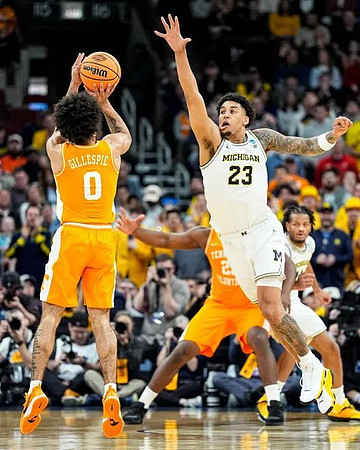 Yaxel Lendeborg (23) and Roddy Gayle Jr. (11)