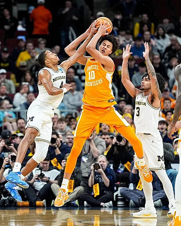 Nimari Burnett (4) and Elliot Cadeau (3)