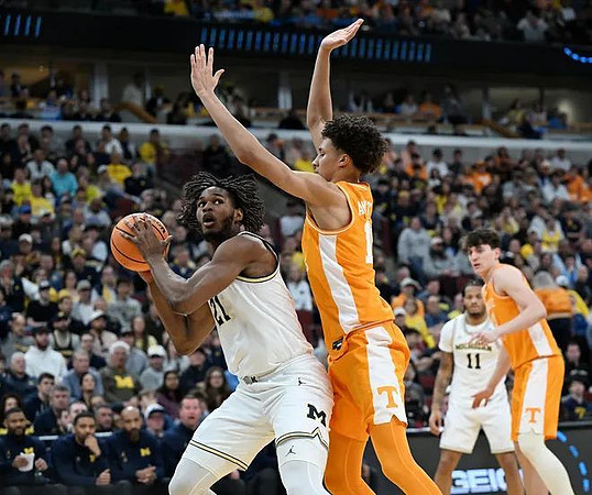 Morez Johnson Jr. (21) and Roddy Gayle Jr. (11)