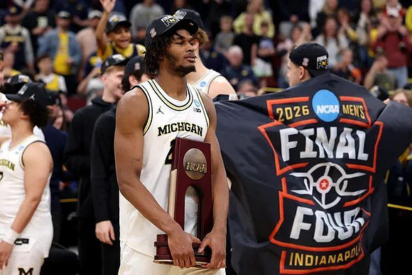 Morez Johnson Jr. (21), Michigan Team, and Midwest Regional Championship Trophy