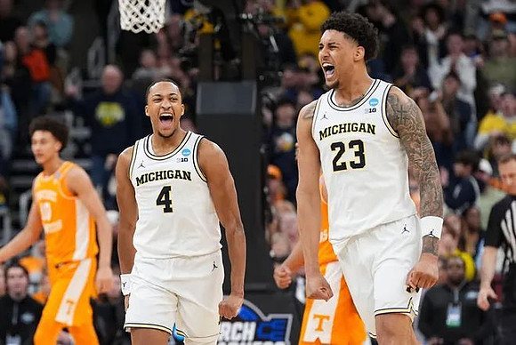 Nimari Burnett (4) and Yaxel Lendeborg (23)