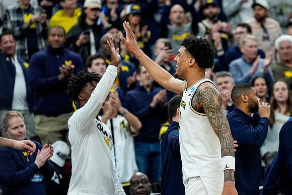 L.J. Cason (2) and Yaxel Lendeborg (23)