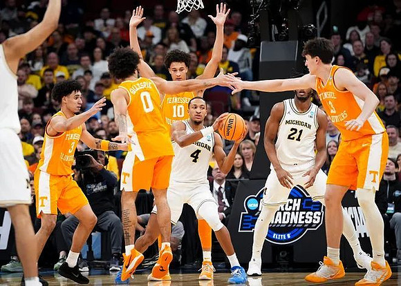 Nimari Burnett (4) and Morez Johnson Jr. (21)