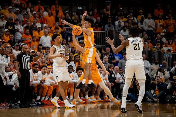 Yaxel Lendeborg (23) and Morez Johnson Jr. (21)