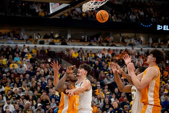 Aday Mara (15) and Morez Johnson Jr. (21)