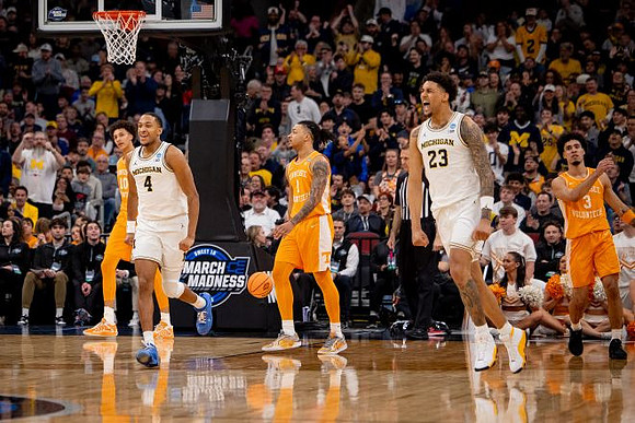 Nimari Burnett (4) and Yaxel Lendeborg (23)