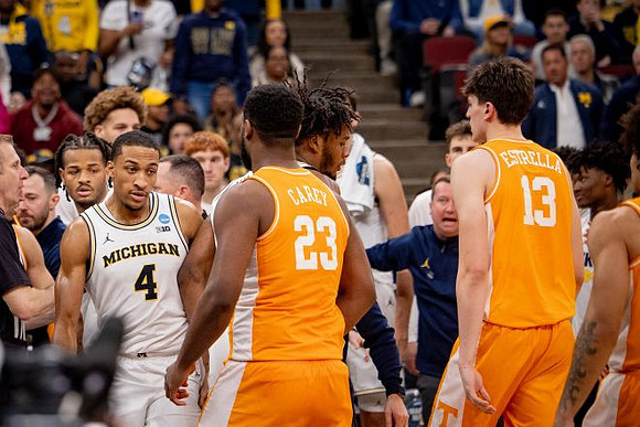 Morez Johnson Jr. (21) and Michigan Team
