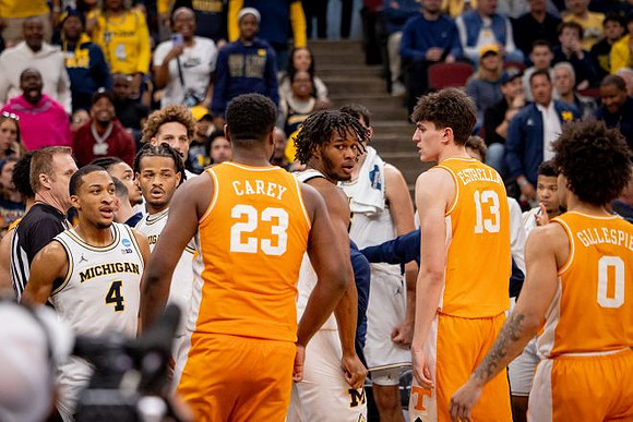 Morez Johnson Jr. (21) and Michigan Team