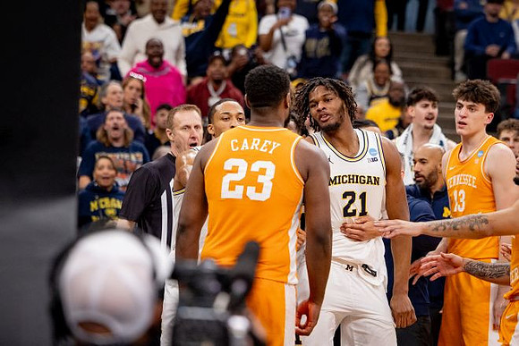 Morez Johnson Jr. (21) and Michigan Team