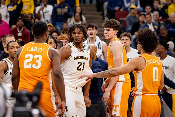 Morez Johnson Jr. (21) and Michigan Team