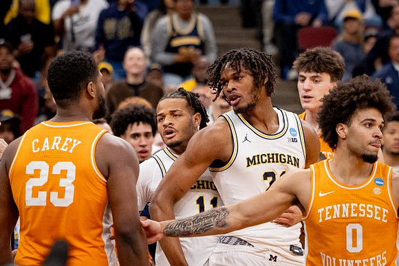 Morez Johnson Jr. (21) and Michigan Team
