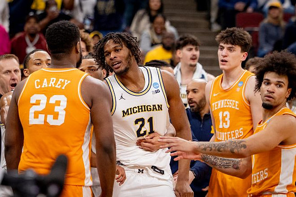 Morez Johnson Jr. (21) and Michigan Team
