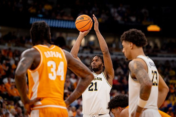 Morez Johnson Jr. (21) and Yaxel Lendeborg (23)