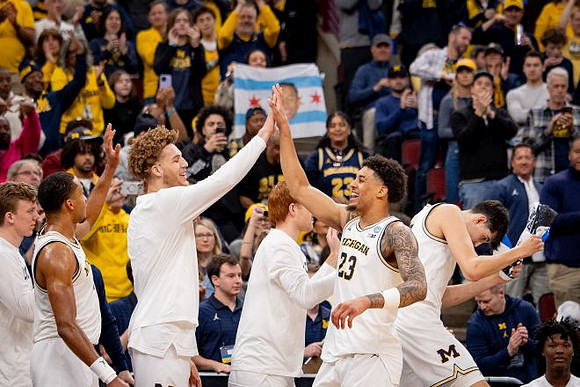 Yaxel Lendeborg (23) and Michigan Team