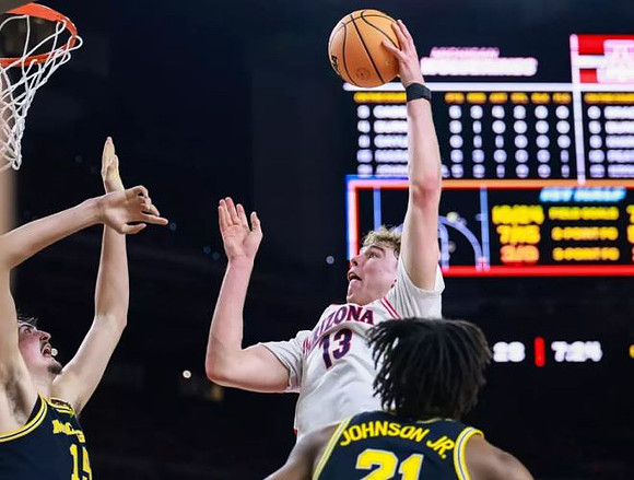 Aday Mara (15) and Morez Johnson Jr. (21)