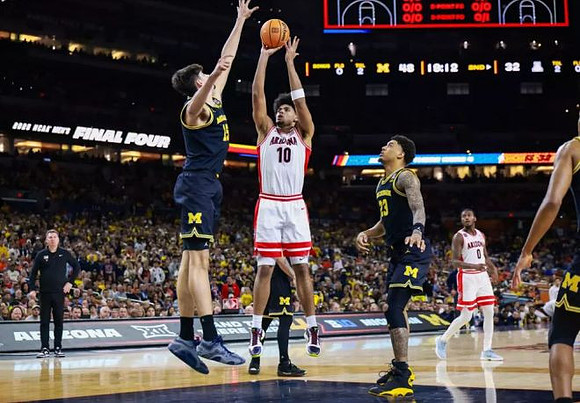 Aday Mara (15), Yaxel Lendeborg (23), and Arizona Head Coach Tommy Lloyd