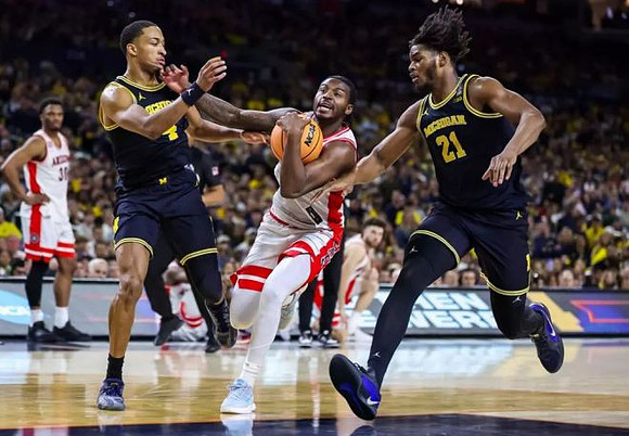 Nimari Burnett (4) and Morez Johnson Jr. (21)