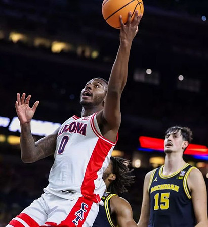 Morez Johnson Jr. (21) and Aday Mara (15)