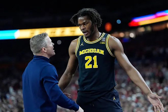 Arizona Head Coach Tommy Lloyd and Morez Johnson Jr. (21)