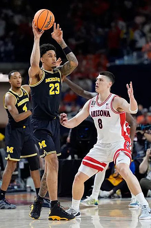 Nimari Burnett (4) and Yaxel Lendeborg (23)