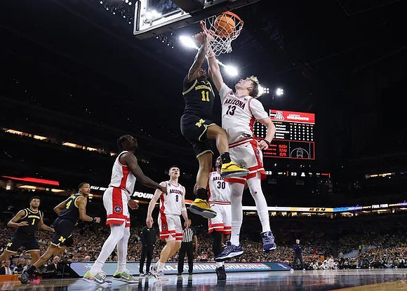 Nimari Burnett (4) and Roddy Gayle Jr. (11)