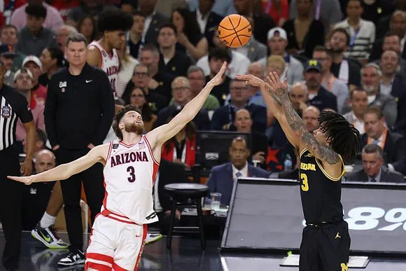 Arizona Head Coach Tommy Lloyd and Elliot Cadeau (3)