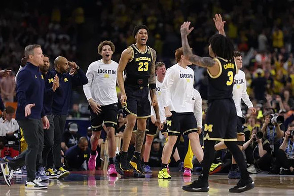 Elliot Cadeau (3), Dusty May, and Michigan Team