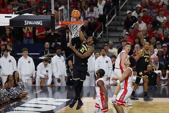 Morez Johnson Jr. (21) and Nimari Burnett (4)