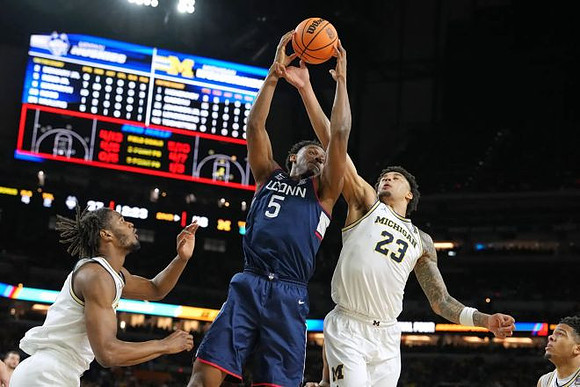 Morez Johnson Jr. (21) and Yaxel Lendeborg (23)
