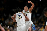 Morez Johnson Jr. (21) and Nimari Burnett (4)