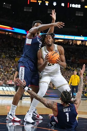 Morez Johnson Jr. (21) and Dusty May