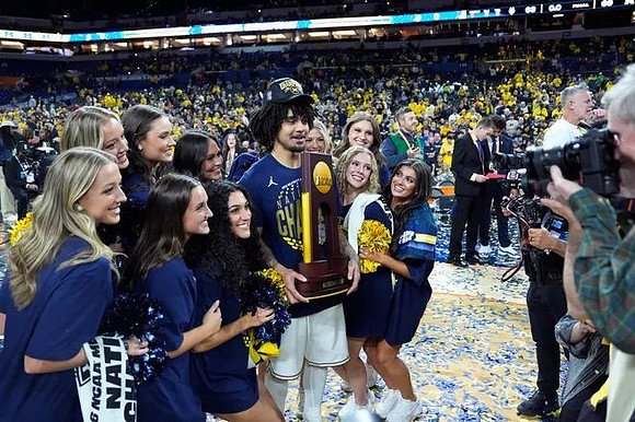Elliot Cadeau (3) and National Championship Trophy