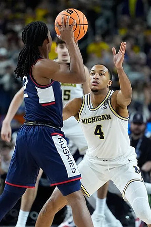 Aday Mara (15) and Nimari Burnett (4)