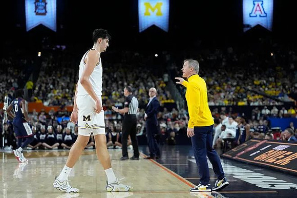 Aday Mara (15), Dusty May, and Connecticut Head Coach Dan Hurley