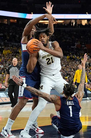 Morez Johnson Jr. (21) and Dusty May